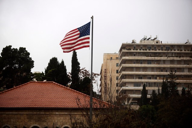 Bandeira americana é vista sobre o consulado dos Estados Unidos, em Jerusalém - 06/12/2017