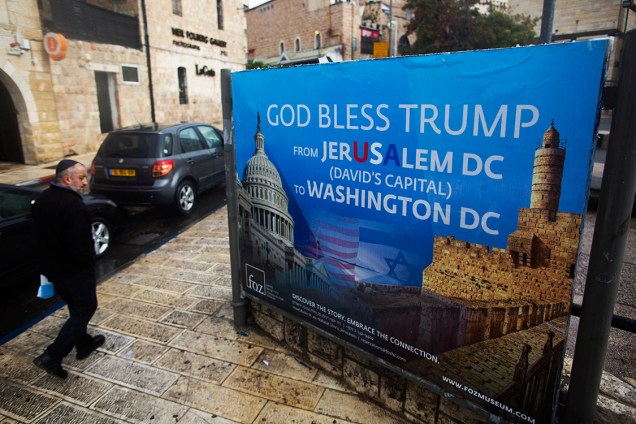 Cartaz saudando o presidente americano Donald Trump, é visto no centr de Jerusalém - 06/12/2017