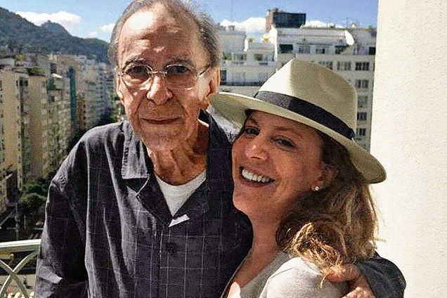 João Gilberto e sua filha Bebel Gilberto, no Rio de Janeiro, em junho de 2015