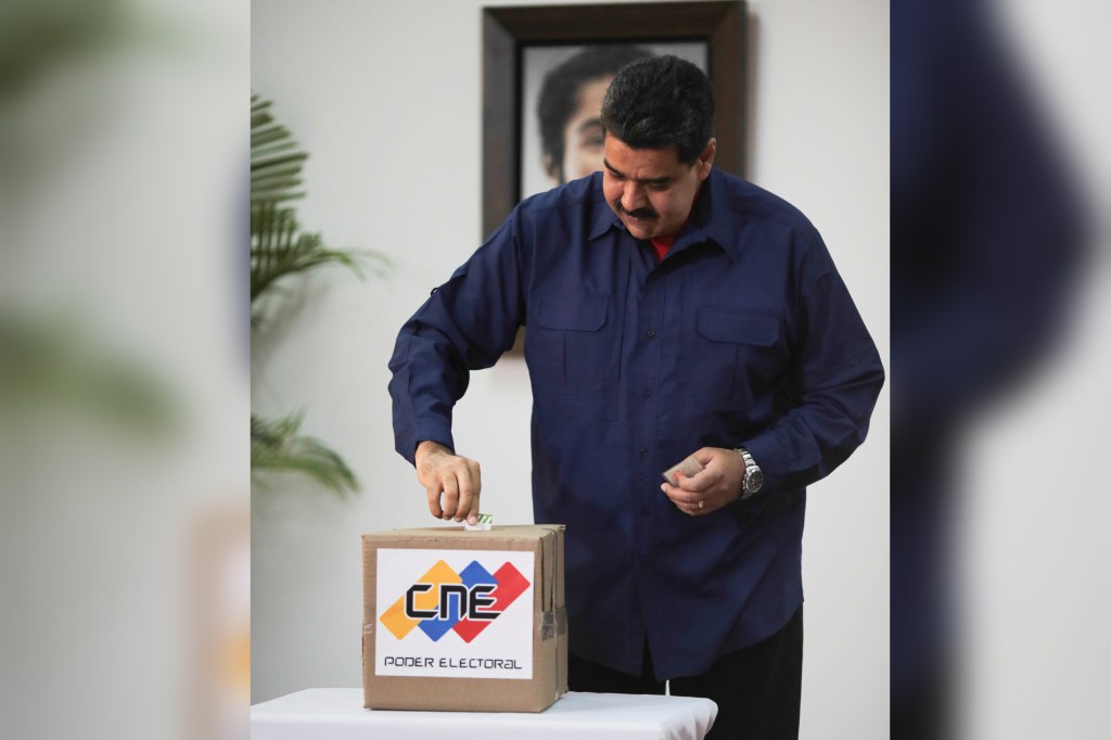 Presidente da Venezuela, Nicolás Maduro, deposita seu voto nas eleições para prefeito de Caracas