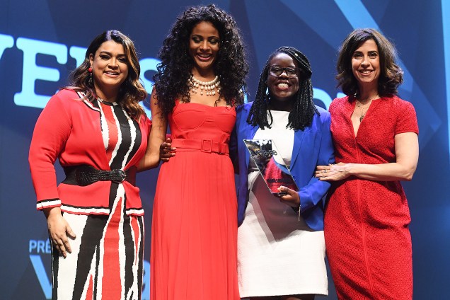 A psicóloga e empreendedora Maitê Lourenço recebe o Prêmio Veja-se na categoria 'Diversidade', ao lado da mestre de cerimônias do evento, a atriz Fernanda Torres, e das responsáveis pela entrega do troféu na categoria, a cantora Preta Gil e a miss brasil Monalysa Alcântara