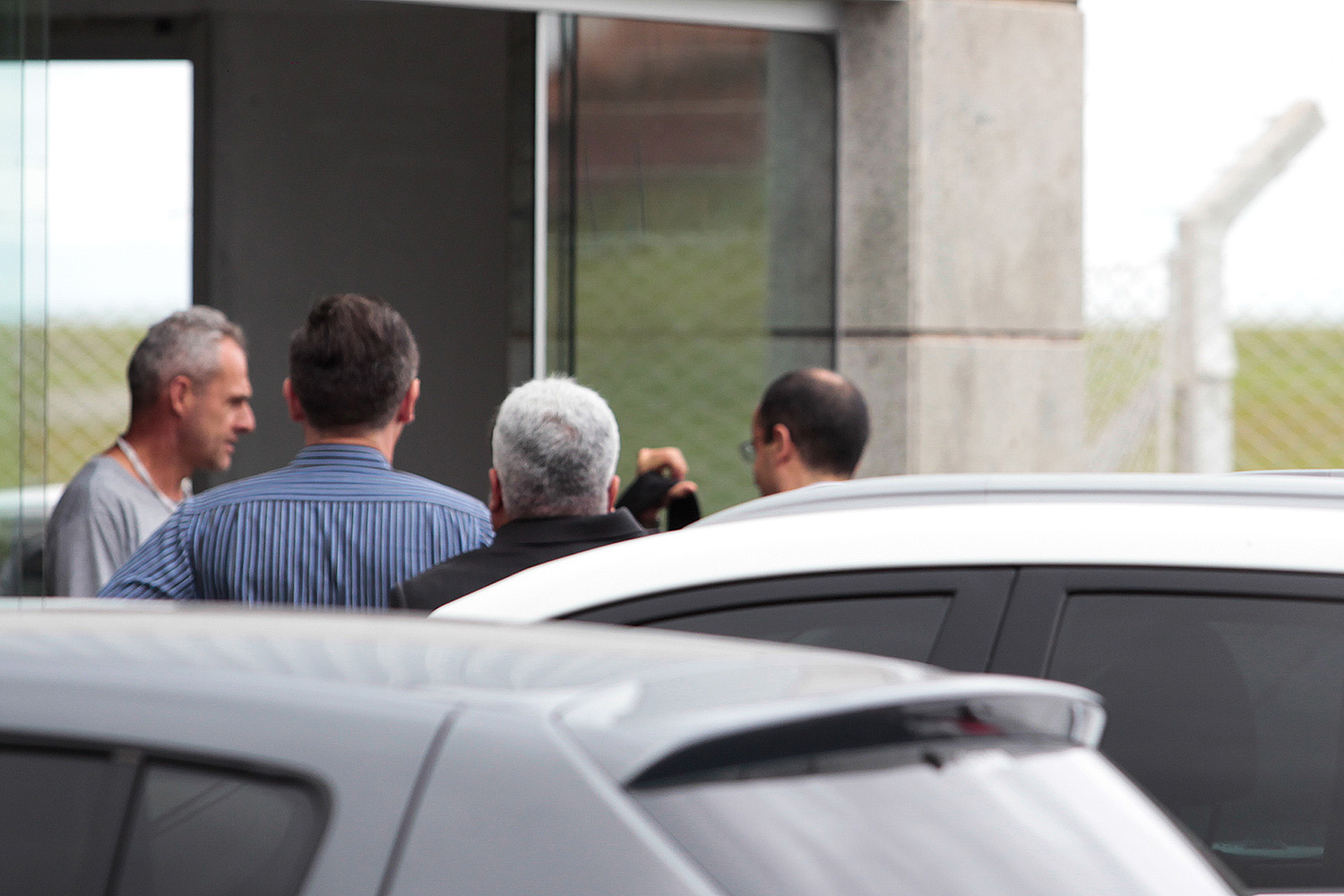 Marcelo Odebrecht chega ao aeroporto Bacacheri, em Curitiba, após colocar tornozeleira eletrônica e deixar a Justiça Federal - 19/12/2017