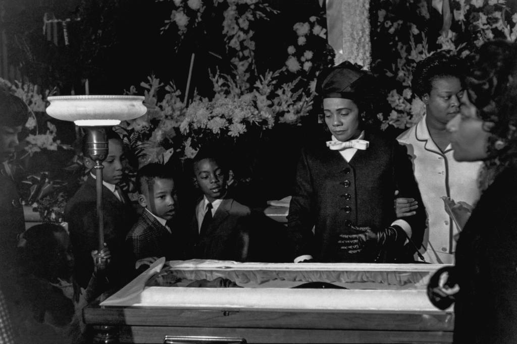 O corpo de Martin Luther King é velado por sua mulher
