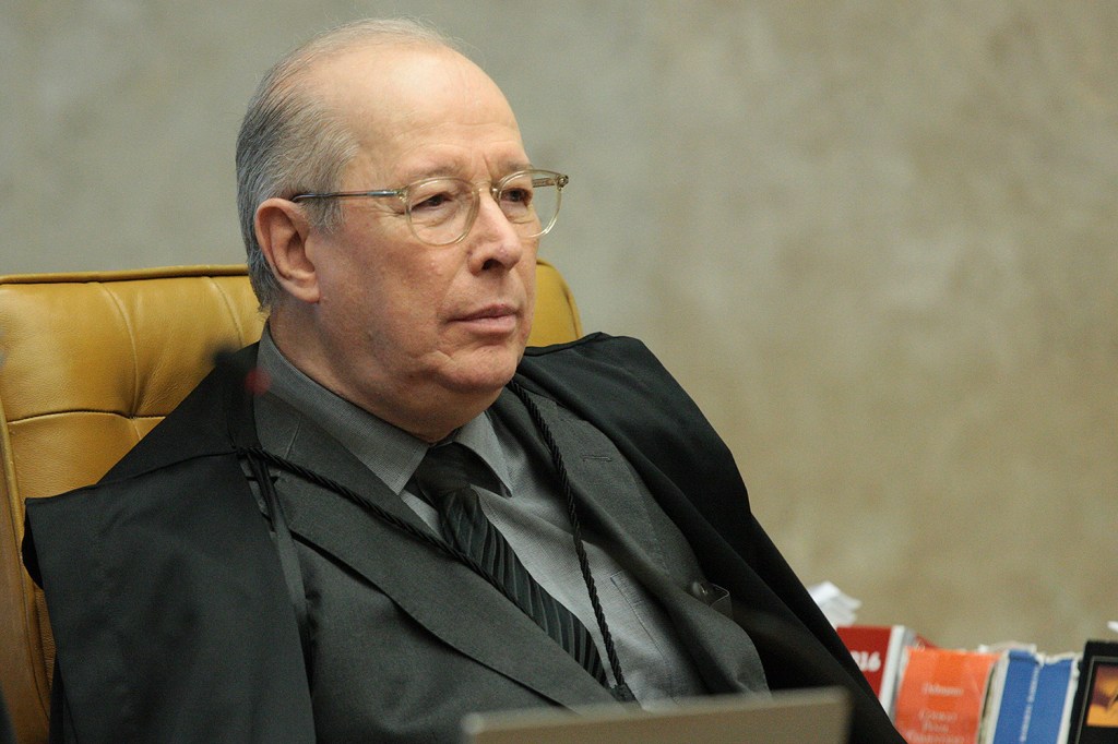Ministro Celso de Mello durante sessão plenária do STF