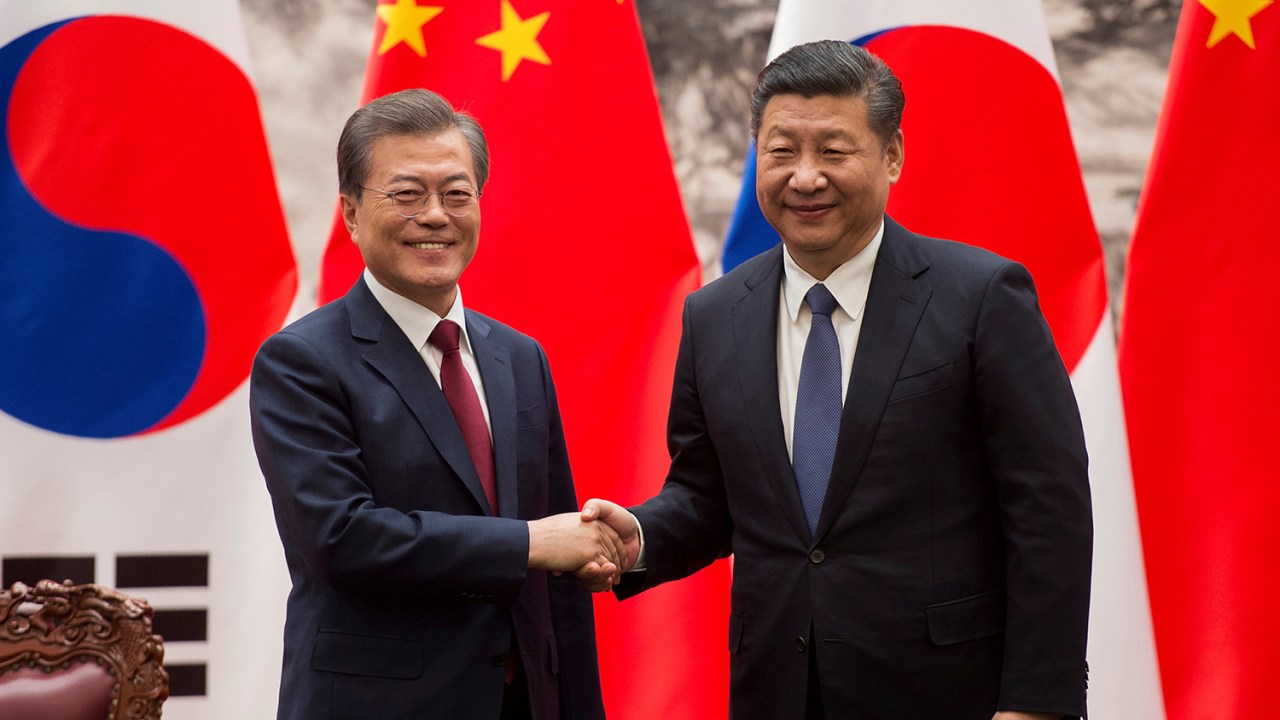 Os presidentes Xi Jinping (China) e Moon Jae-in (Coreia do Sul) se reúnem no Grande Salão do Povo, em Pequim - 14/12/2017