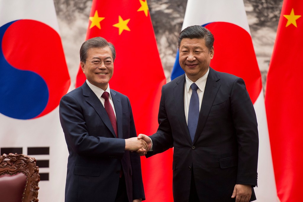 Os presidentes Xi Jinping (China) e Moon Jae-in (Coreia do Sul) se reúnem no Grande Salão do Povo, em Pequim - 14/12/2017