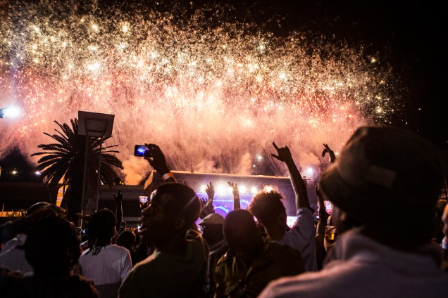Pessoas celebram o Ano Novo na Praça Mary Fitzgerald, em Joanesburgo, na África do Sul