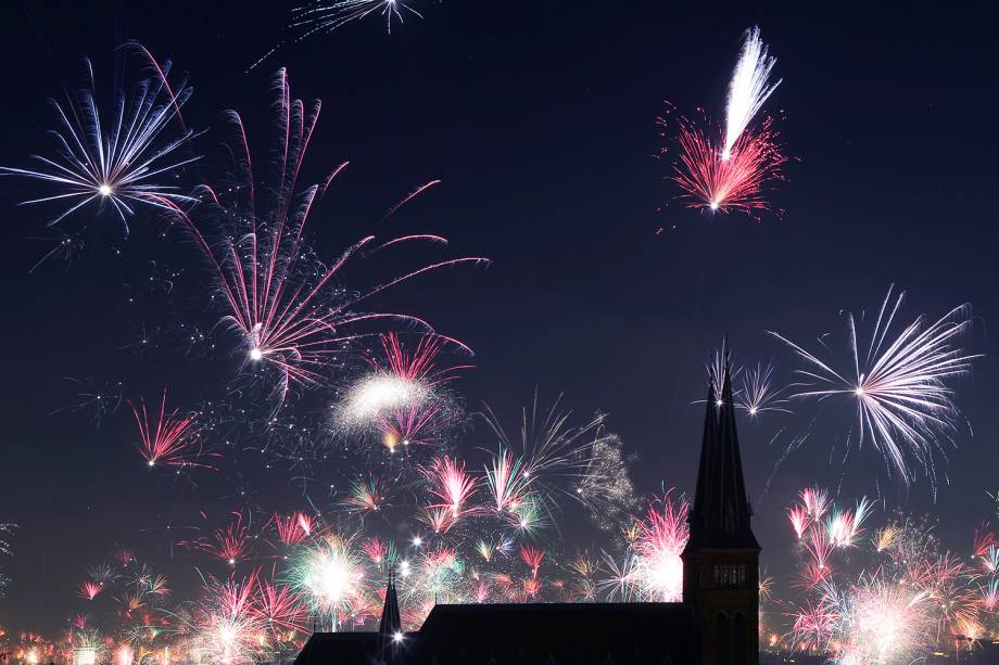 Fogos de artifício explodem sobre a igreja Familienkirche, em Viena, na Áustria