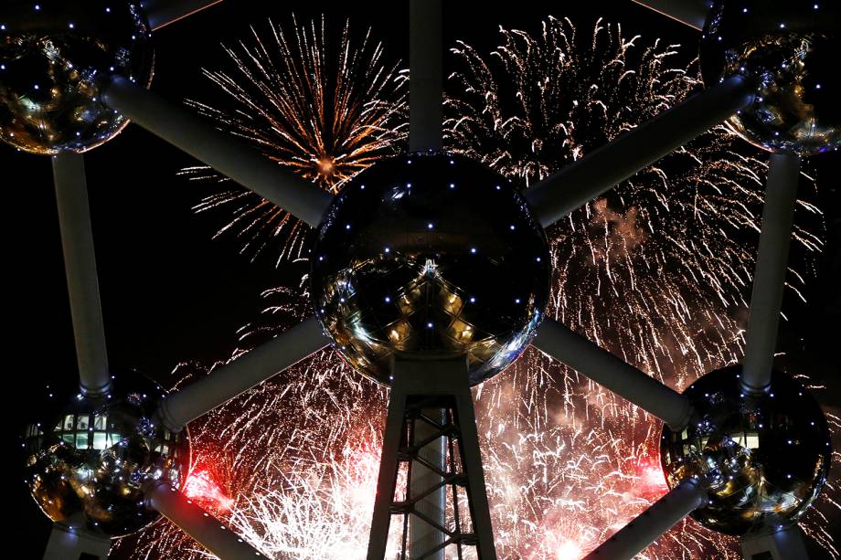 Queima de fogos iluminam o céu de Bruxelas, capital da Bélgica