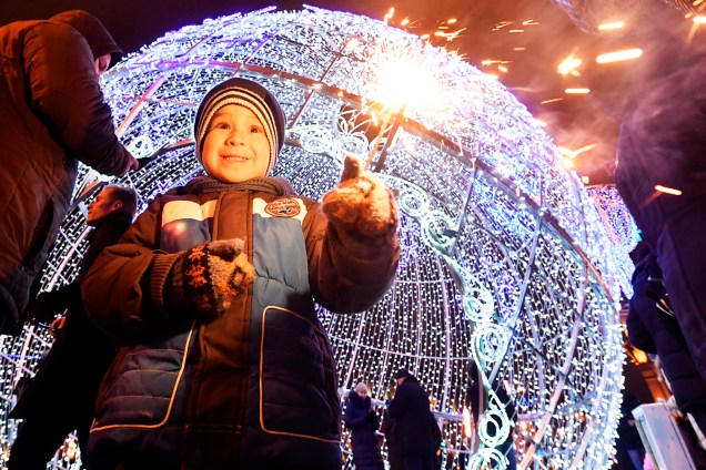 Garoto aguarda chegada do Ano Novo na região central de Minsk, capital da Bielorrússia