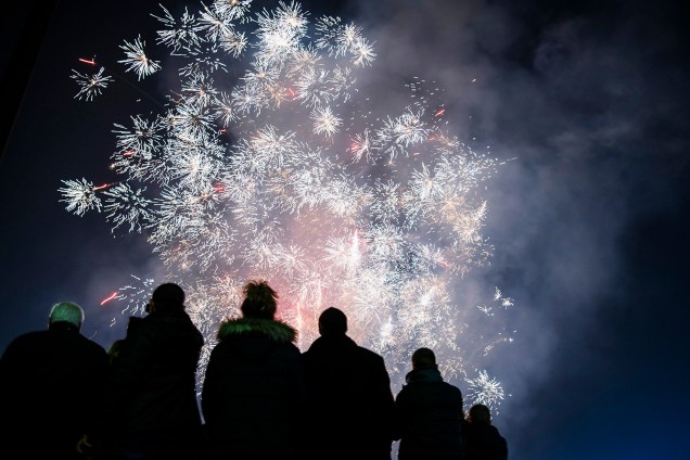 Pessoas observam queimas de fogos na região central de Sófia, capital da Bulgária, para celebrar a chegada do Ano Novo
