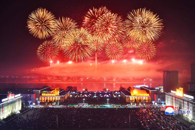 Queima de fogos celebram a chegada do Ano Novo em Pyongyang, capital da Coreia do Norte