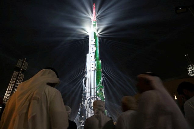 O Burj Khalifa - maior arranha-céu do mundo - é iluminado antes da queima de fogos em Dubai, nos Emirados Árabes Unidos