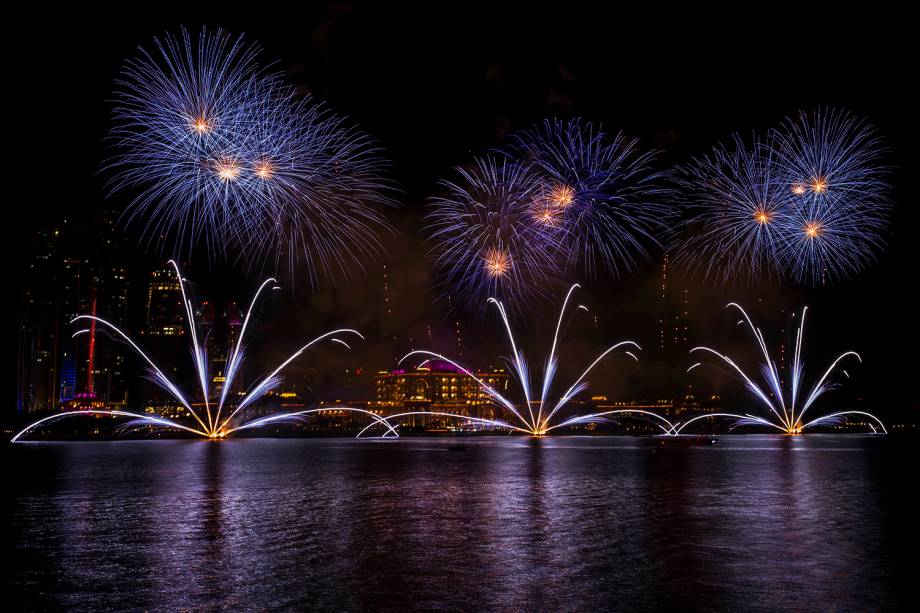 Fogos de artifício iluminam o céu de Dubai, nos Emirados Árabes Unidos, para celebrar a chegada do Ano Novo