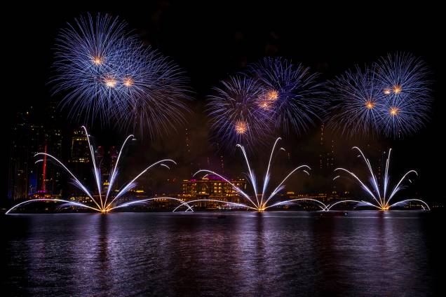 Fogos de artifício iluminam o céu de Dubai, nos Emirados Árabes Unidos, para celebrar a chegada do Ano Novo Fogos de artifício iluminam o céu de Dubai, nos Emirados Árabes Unidos, para celebrar a chegada do Ano Novo