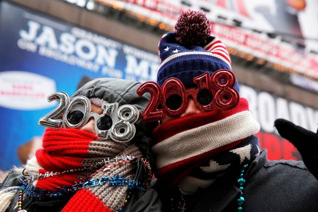 Pedestres se protegem do frio enquanto aguardam a chegada do Ano Novo na Times Square, nos Estados Unidos Pedestres se protegem do frio enquanto aguardam a chegada do Ano Novo na Times Square, nos Estados Unidos