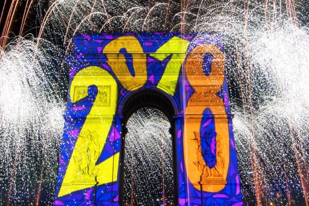 Fogos de artifício iluminam o Arco do Triunfo, em Paris, na França, na chegada do Ano Novo Fogos de artifício iluminam o Arco do Triunfo, em Paris, na França, na chegada do Ano Novo