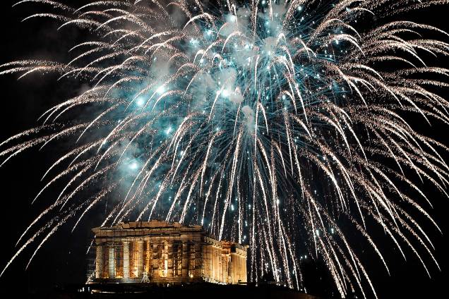 Fogos de artifício explodem sobre a Acrópole em Atenas, na Grécia Fogos de artifício explodem sobre a Acrópole em Atenas, na Grécia