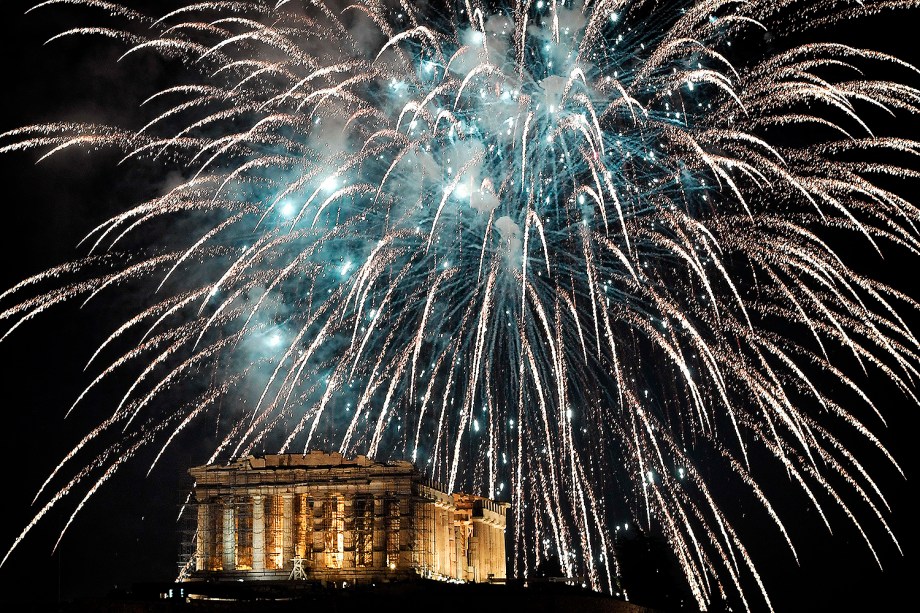 Fogos de artifício explodem sobre a Acrópole em Atenas, na Grécia