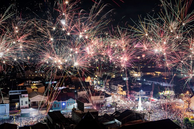 Fogos de artifício iluminam o céu na cidade de Jogjacarta, na Indonésia, durante a celebração do Ano Novo