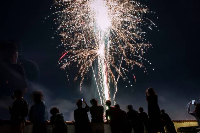 Pessoas assistem à queima de fogos na cidade de Jogjacarta, localizada na Indonésia, durante a celebração do Ano Novo Pessoas assistem à queima de fogos na cidade de Jogjacarta, localizada na Indonésia, durante a celebração do Ano Novo