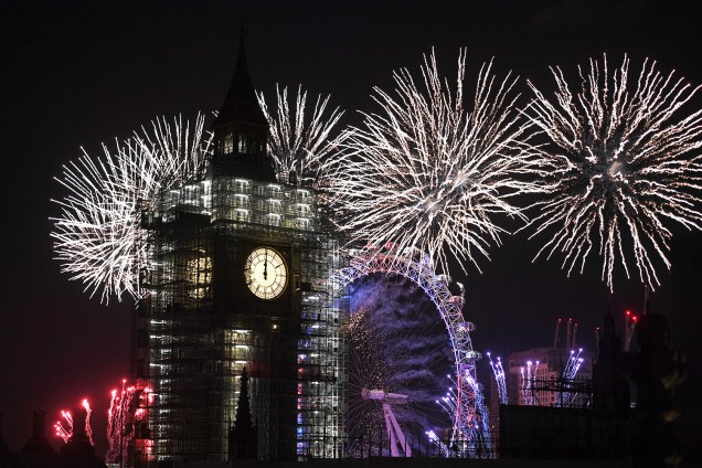 Queima de fogos ilumina o céu de Londres, na Inglaterra, próximo do Big Ben e da roda-gigante London Eye