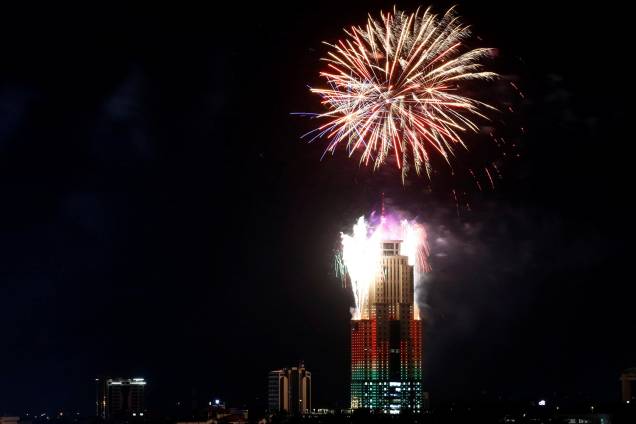 Fogos de artifício explodem sobre edifício em Nairobi, capital do Quênia, durante a celebração da chegada do Ano Novo Fogos de artifício explodem sobre edifício em Nairobi, capital do Quênia, durante a celebração da chegada do Ano Novo