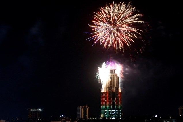 Fogos de artifício explodem sobre edifício em Nairobi, capital do Quênia, durante a celebração da chegada do Ano Novo