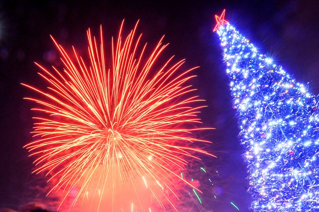 Fogos de artifício iluminam o céu na região central de Novosibirsk, na Rússia, durante a celebração do Ano Novo