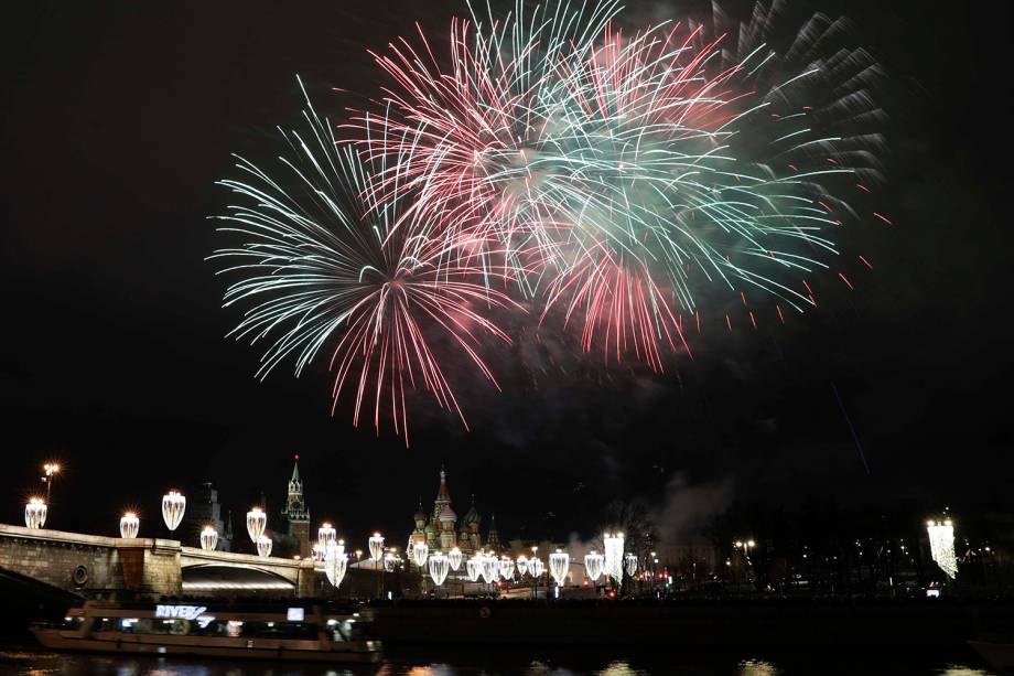 Queima de fogos sobre o Kremlin e a Catedral de São Basílio iluminam Moscou, capital da Rússia