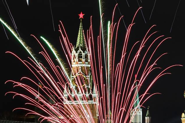 Fogos de artifício explodem sobre o Kremlin - sede do governo russo - em Moscou, durante a celebração do Ano Novo Fogos de artifício explodem sobre o Kremlin - sede do governo russo - em Moscou, durante a celebração do Ano Novo