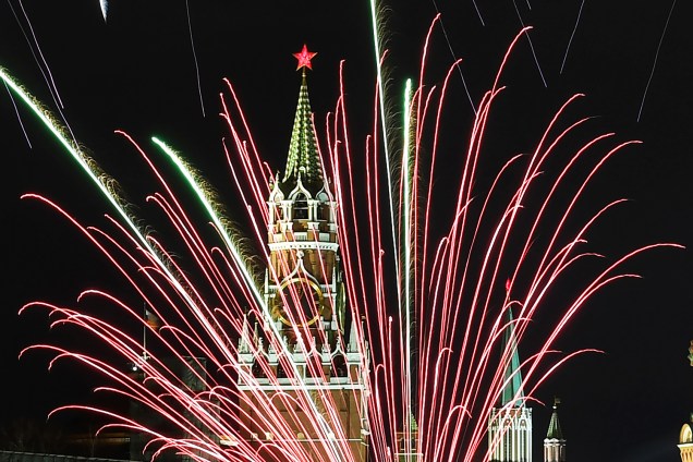 Fogos de artifício explodem sobre o Kremlin - sede do governo russo - em Moscou, durante a celebração do Ano Novo