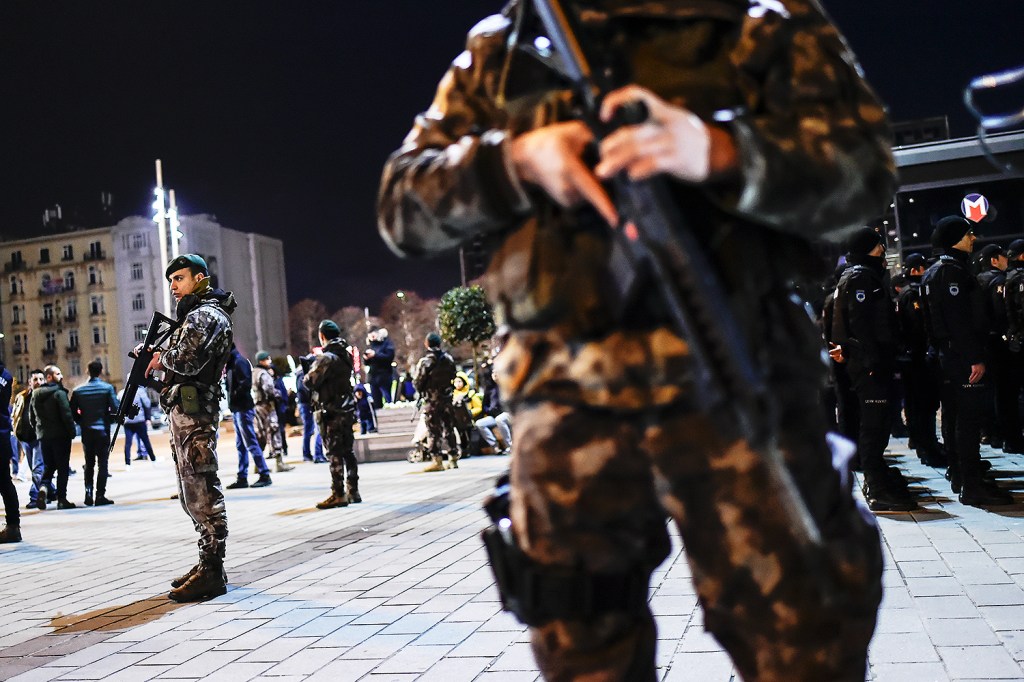 Oficiais de segurança realizam patrulha na Praça Taksim, em Istambul, na Turquia, na véspera de Ano Novo - 31/12/2017