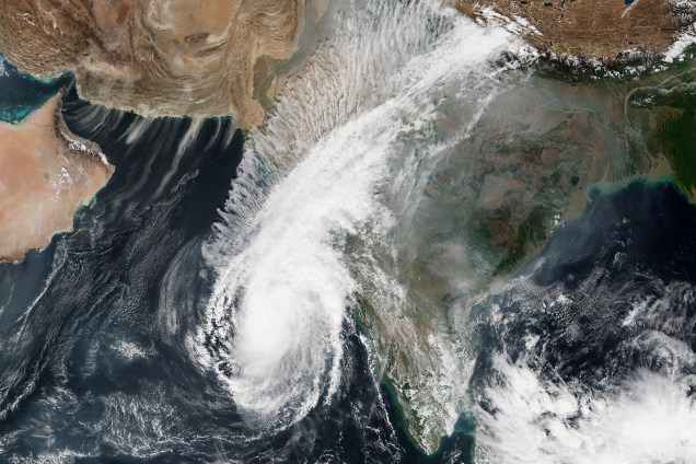 Foto de satélite mostra o ciclone Ochki que atingiu a costa da Índia - 05/12/2017