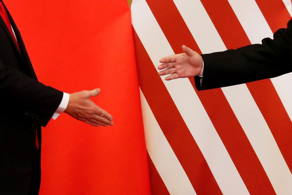 O presidente americano Donald Trump cumprimenta o presidente chinês no Grande Salão do Povo em Pequim - 09/11/2017