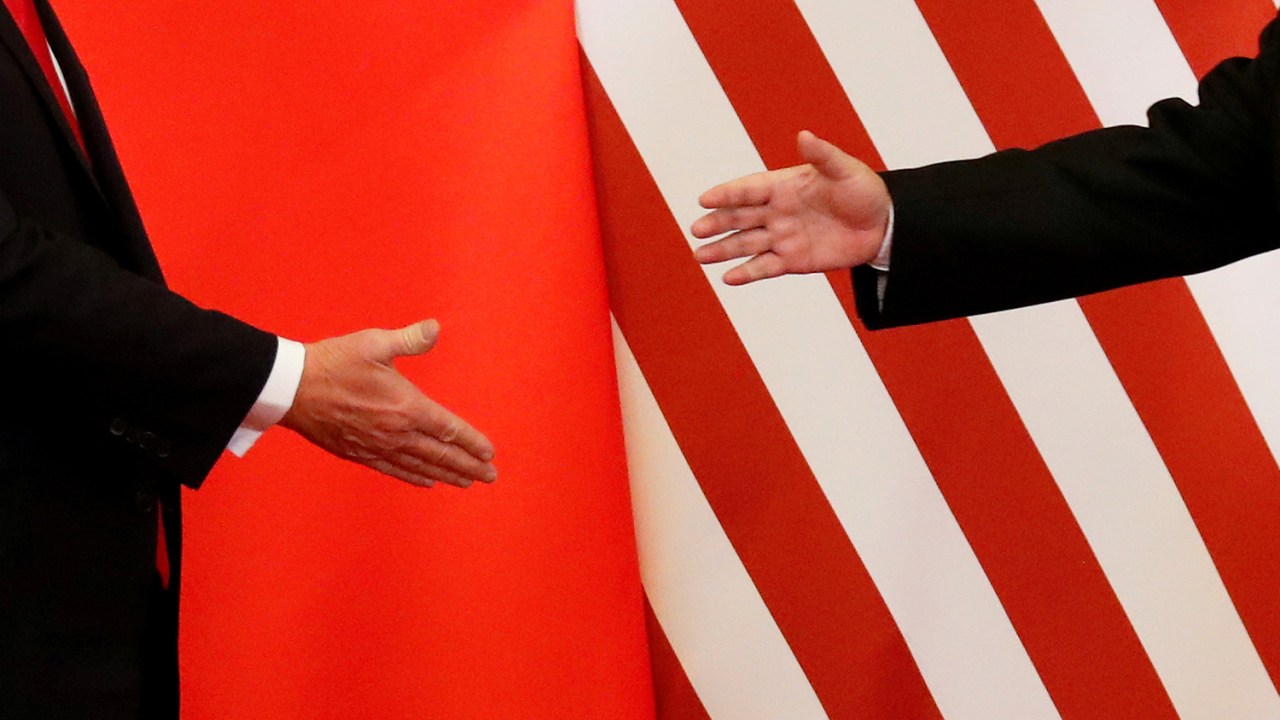 O presidente americano Donald Trump cumprimenta o presidente chinês no Grande Salão do Povo em Pequim - 09/11/2017