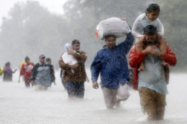 Moradores atravessam enchente após passagem do furacão Harvey em Houston, no estado americano do Texas - 28/08/2017