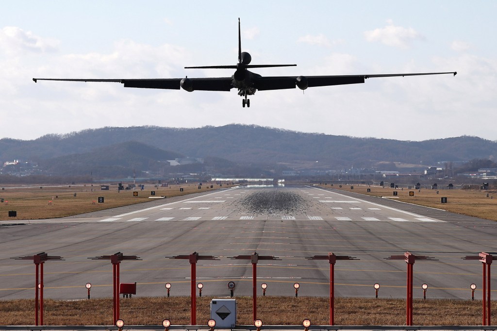 Avião americano pousa na Base Aérea de Pyeongtaek