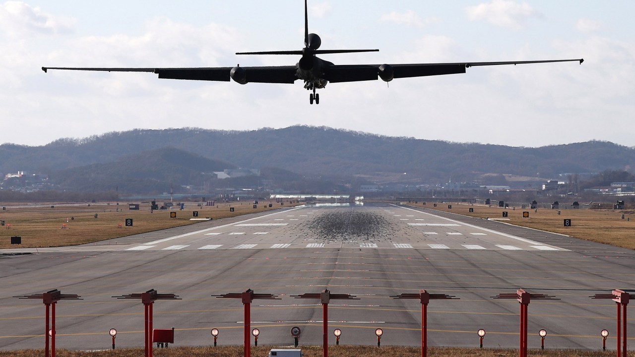 Avião americano pousa na Base Aérea de Pyeongtaek