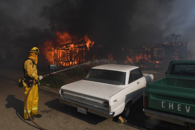 Bombeiros tentam salvar uma casa durante o incêndio Thomas Fire em Ventura, no estado americano da Califórnia - 05/12/2017