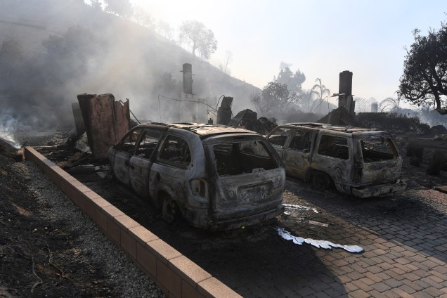 Casa e carros ficam completamente destruídos pelo incêndio Thomas Fire em Ventura, na Califórnia (EUA) - 05/12/2017