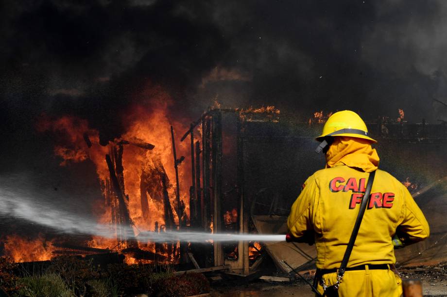 Bombeiros enfrentam ventos fortes enquanto tentam salvar uma casa durante o incêndio Thomas Fire em Ventura, Califórnia (EUA) - 05/12/2017