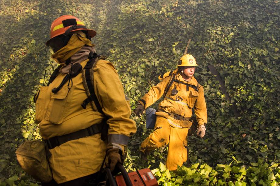 Bombeiros trabalham para salvar casas em chamas ao longo da Linda Flora Drive durante o Fire de Skirball em Los Angeles, Califórnia