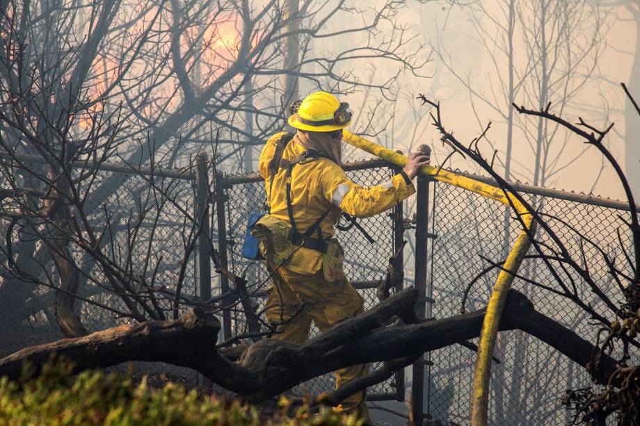 Bombeiros trabalham para salvar casas em chamas ao longo da Linda Flora Drive durante o Skirball Fire em Los Angeles, Califórnia - 06/12/2017