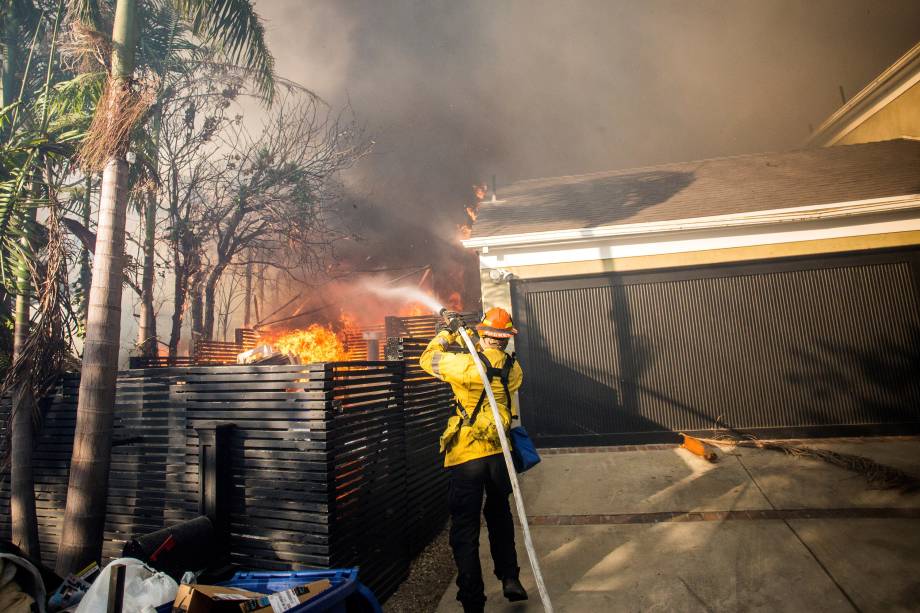 Bombeiros trabalham para salvar casas em chamas ao longo da Linda Flora Drive durante o Skirball Fire em Los Angeles, Califórnia - 06/12/2017