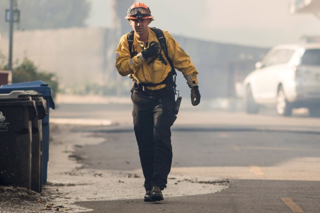 Bombeiros trabalham para salvar casas em chamas ao longo da Linda Flora Drive durante o Skirball Fire em Los Angeles, Califórnia - 06/12/2017