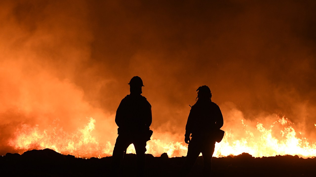 Bombeiros acendem lanternas durante trabalho de rescaldo de incêndio florestal em Ojai, no estado americano da Califórnia - 09/12/2017