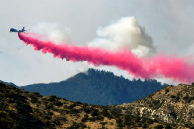 Aeronave lança retardador de fogo durante combate ao incêndio florestal em Filmore, no estado americano da Califórnia - 08/12/2017