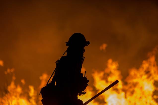 Bombeiros trabalham no combate ao incêndio florestal em Ojai, no estado americano da Califórnia - 09/12/2017 Bombeiros trabalham no combate ao incêndio florestal em Ojai, no estado americano da Califórnia - 09/12/2017