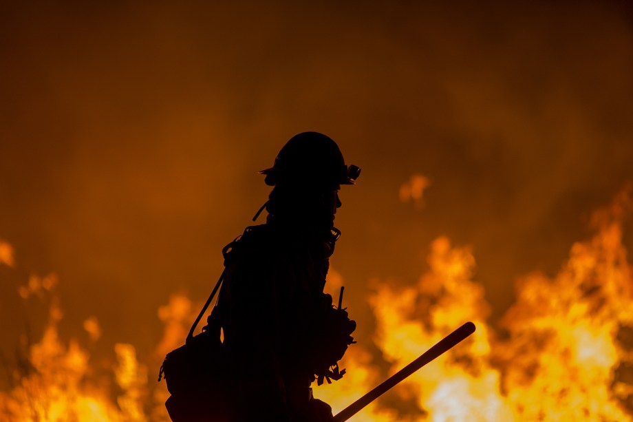 Bombeiros trabalham no combate ao incêndio florestal em Ojai, no estado americano da Califórnia - 09/12/2017